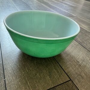 Green Pyrex 2.5Qt mixing bowl